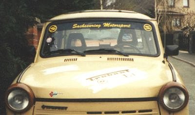 Interressant hier ist der Innenspiegel und die unterschiedliche Gestaltung der Instrumente. Der Trabant 1.1 S der Nullserie (0000015)
